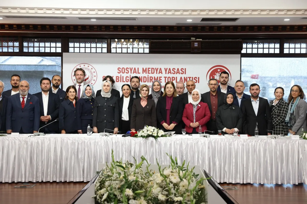 Bakan Göktaş, sosyal medya düzenlemesi için STK temsilcileriyle bir araya geldi