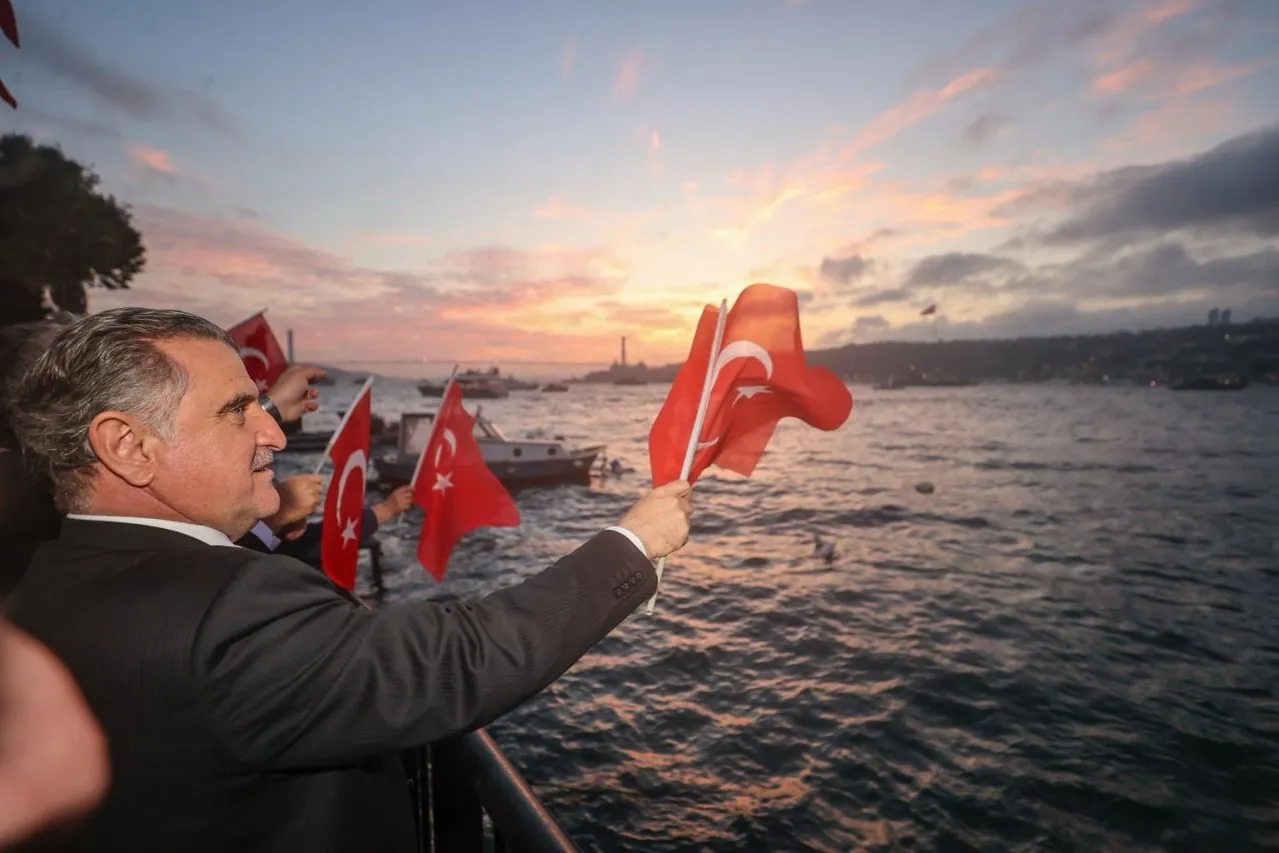 Zafer Haftası'nda anlamlı yolculuk: TCG Anadolu Gemisiyle Çanakkale'den İstanbul'a