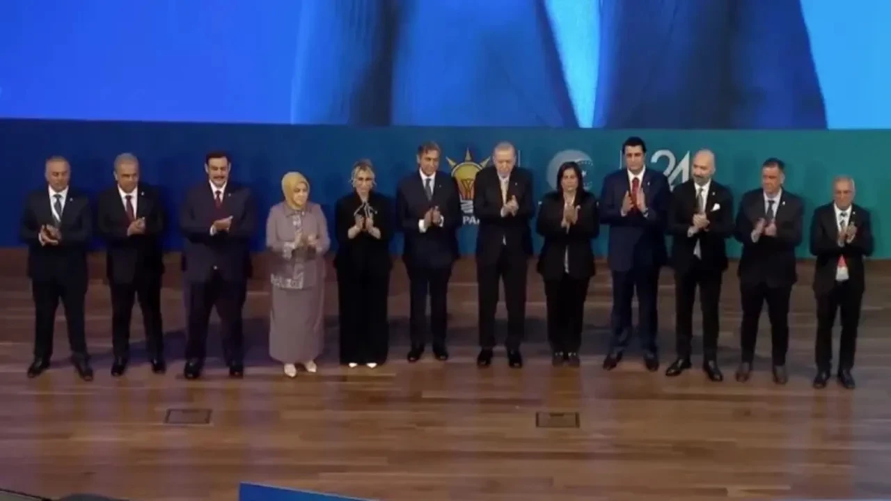 AK Parti, 24. kuruluş yıl dönümünde 9 belediye başkanını kadrosuna kattı