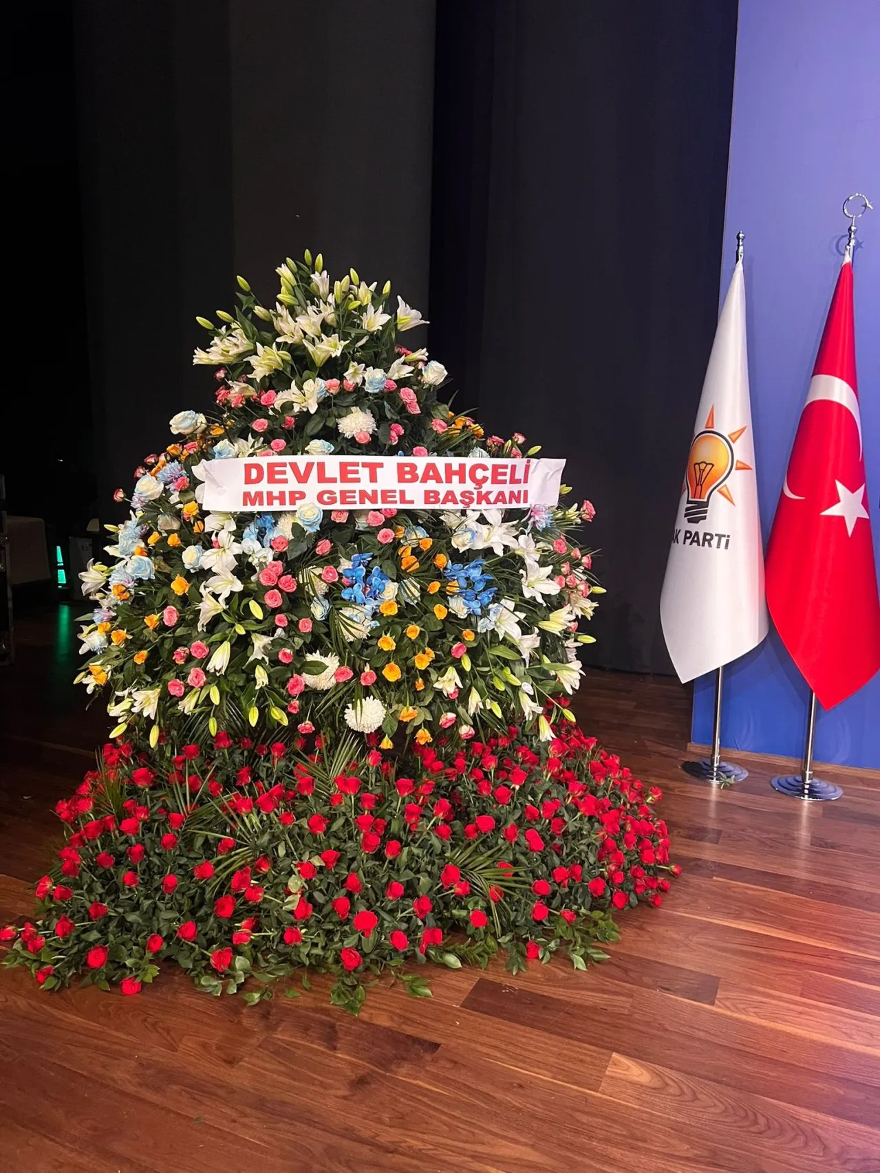 Bahçeli'den AK Parti'nin 24. kuruluş yıl dönümüne özel çiçek hediyesi