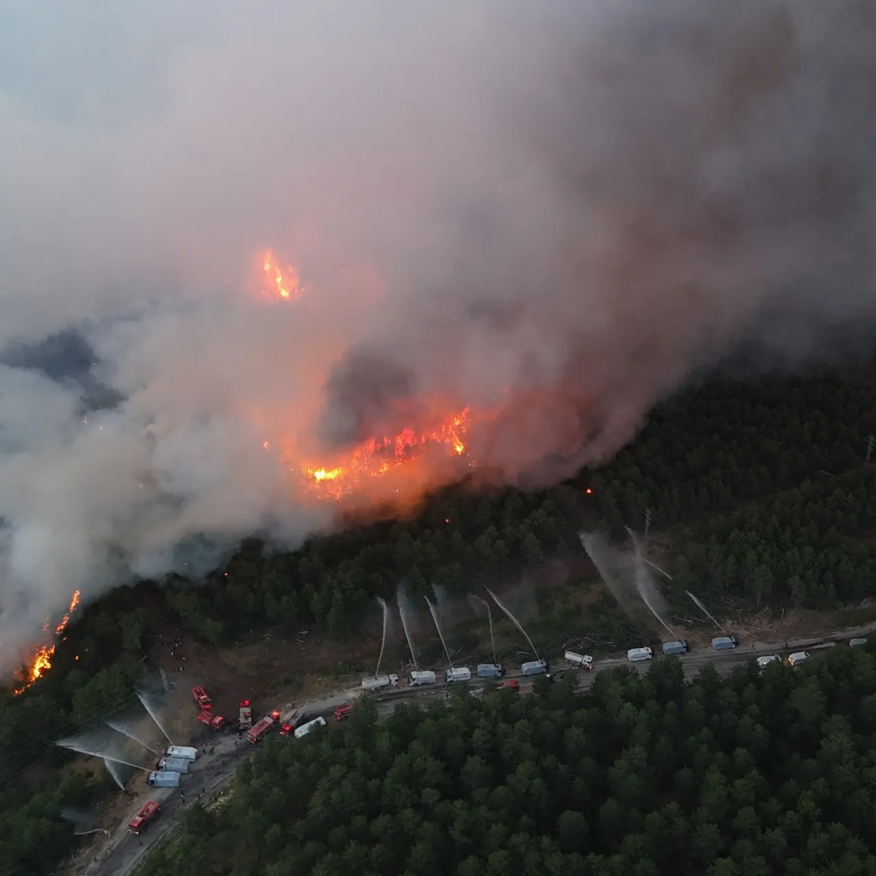 Karabük’te orman yangını 2. gününde: 4 mahalle ve 1 köy tahliye edildi