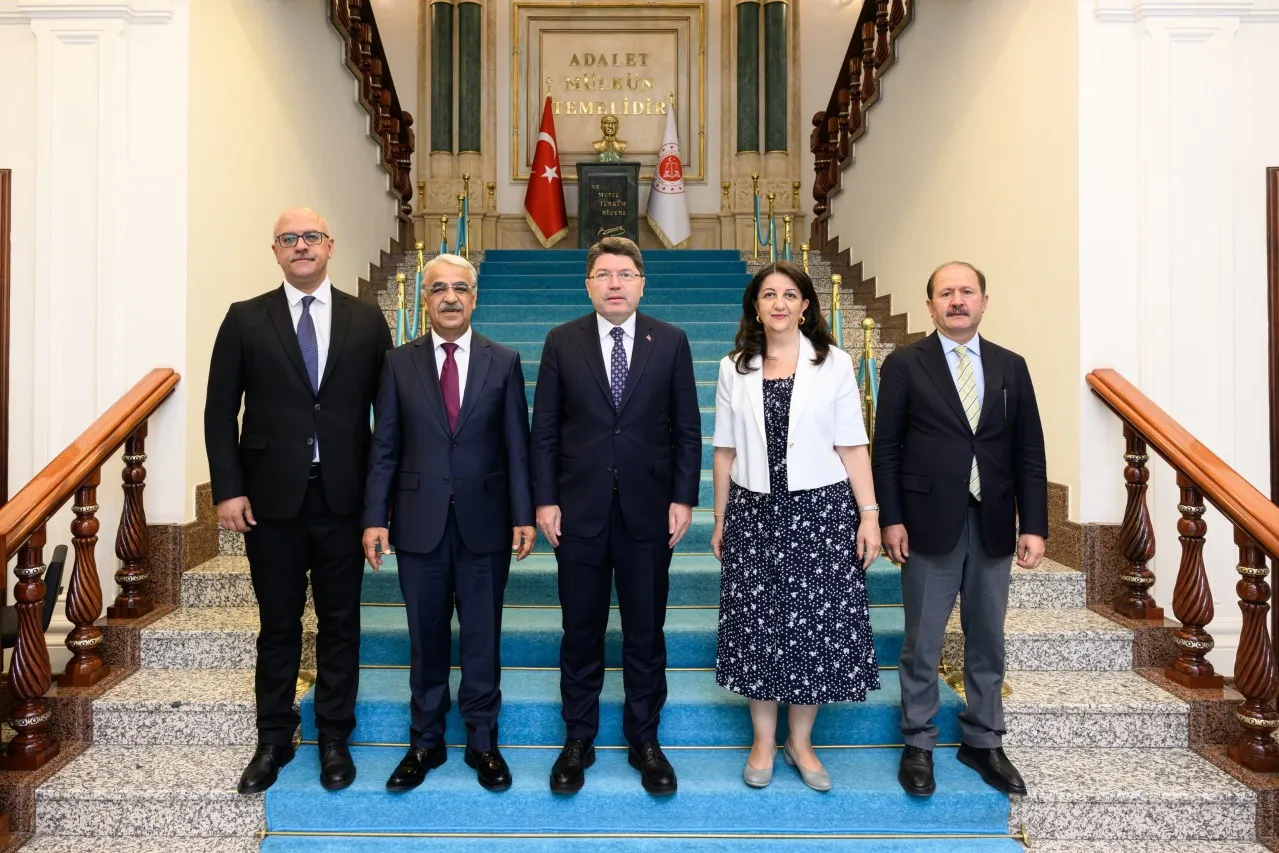 Adalet Bakanı Tunç, DEM parti heyetiyle görüştü