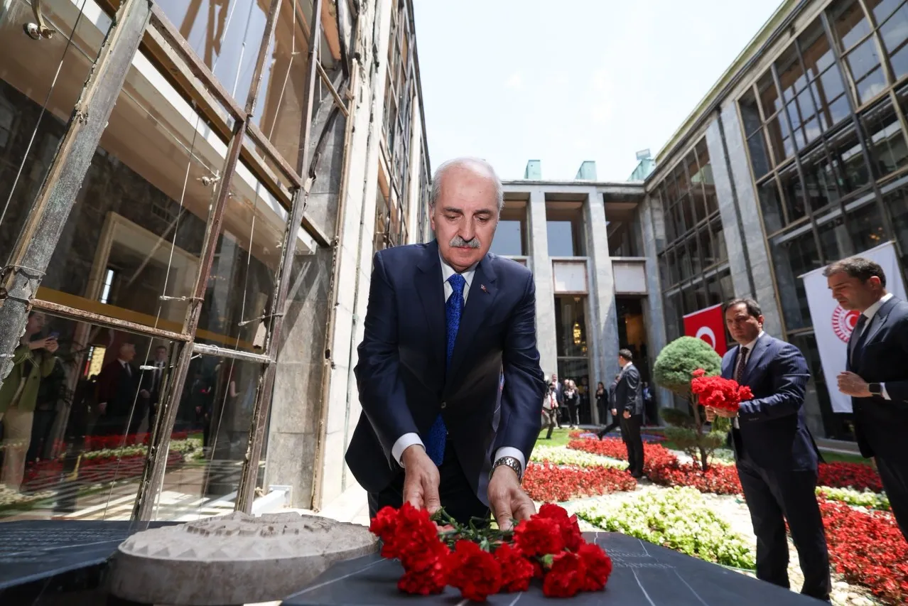 Kurtulmuş, Meclis'te bombalanan alanlara karanfil bıraktı