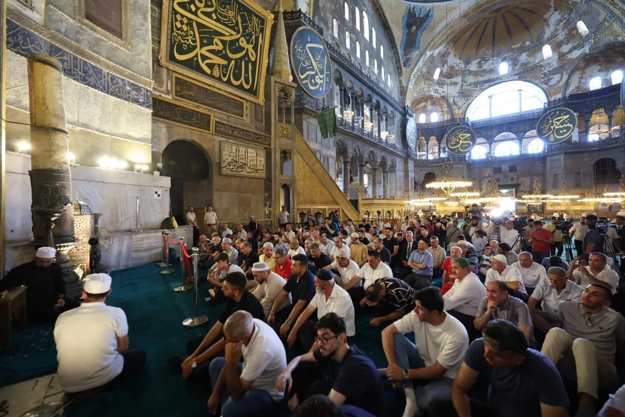 İstanbul'daki camilerde 15 Temmuz şehitleri için mevlit programı düzenlendi