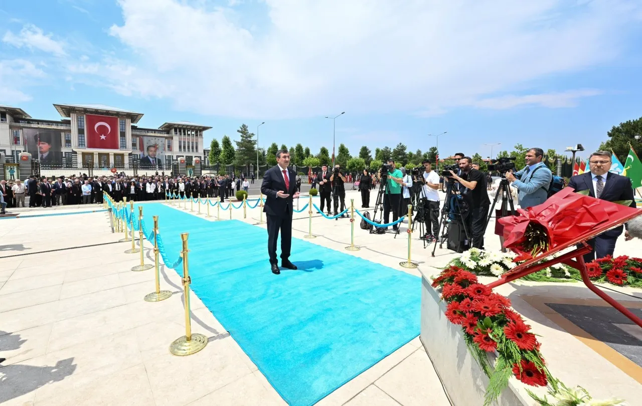 Cumhurbaşkanı Yardımcısı Yılmaz, 15 Temmuz Şehitler Anıtı’na çelenk bıraktı