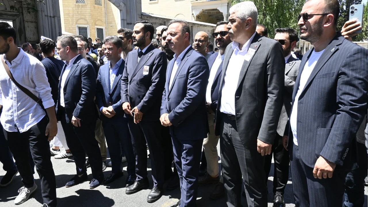 Yavuz Ağıralioğlu şehit Piyade Sözleşmeli Er Ahmet Gültekin'in cenaze törenine katıldı