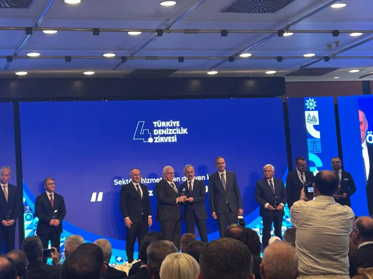 Türkiye Denizcilik Zirvesi'nde Bakanlıktan Onur Ödülü