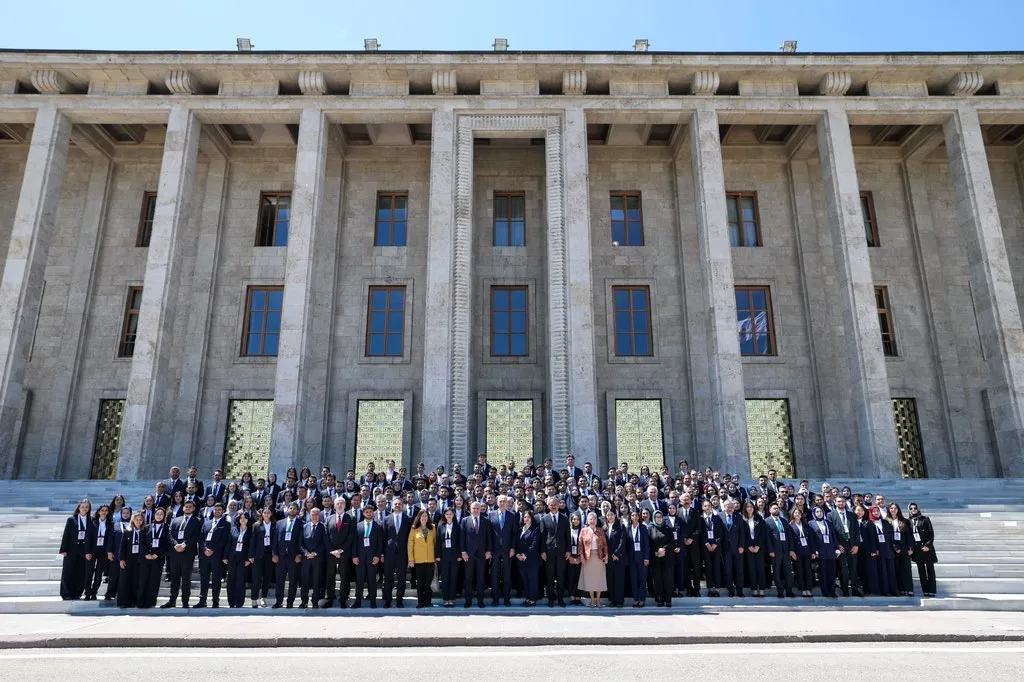 TBMM Başkanı Kurtulmuş, 81 il ve 10 ülkeden gelen gençleri Meclis'te ağırladı