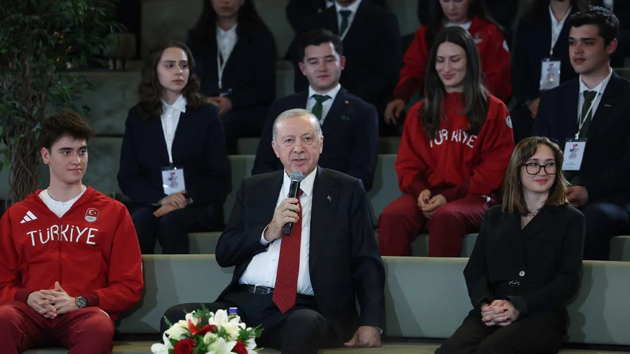 Cumhurbaşkanı Erdoğan: "Yeni anayasayı siz gençlerle birlikte inşa edeceğiz"