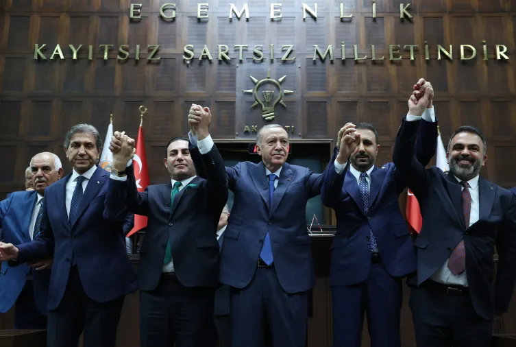 Milletvekili Ekici ve 4 Belediye Başkanı AK Parti’ye katıldı