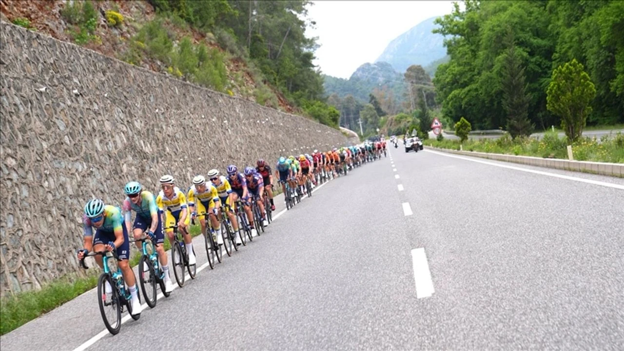 Cumhurbaşkanlığı Türkiye Bisiklet Turu'nun 7. etabı Selçuk-Çeşme arasında başladı
