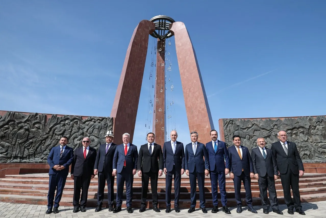TBMM Başkanı Kurtulmuş'tan Kırgızistan'da Ata-Beyit Anıt Kompleksi'ne ziyaret