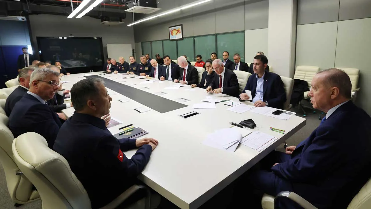 İstanbul depremi sonrası devlet sahada: Cumhurbaşkanı Erdoğan AFAD'da durumu değerlendirdi