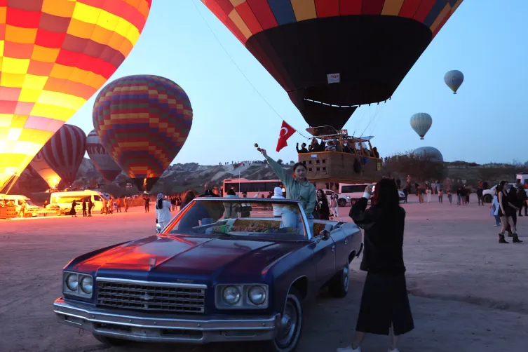 Kapadokya'da balonlar Türk bayraklarıyla havalandı