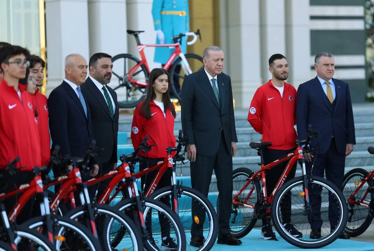 Cumhurbaşkanı Erdoğan, Türkiye Bisiklet Turu heyetini Beştepe'de ağırladı