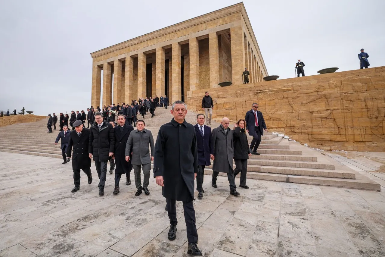 Özgür Özel, PM ve YDK üyeleriyle Anıtkabir'i ziyaret etti!