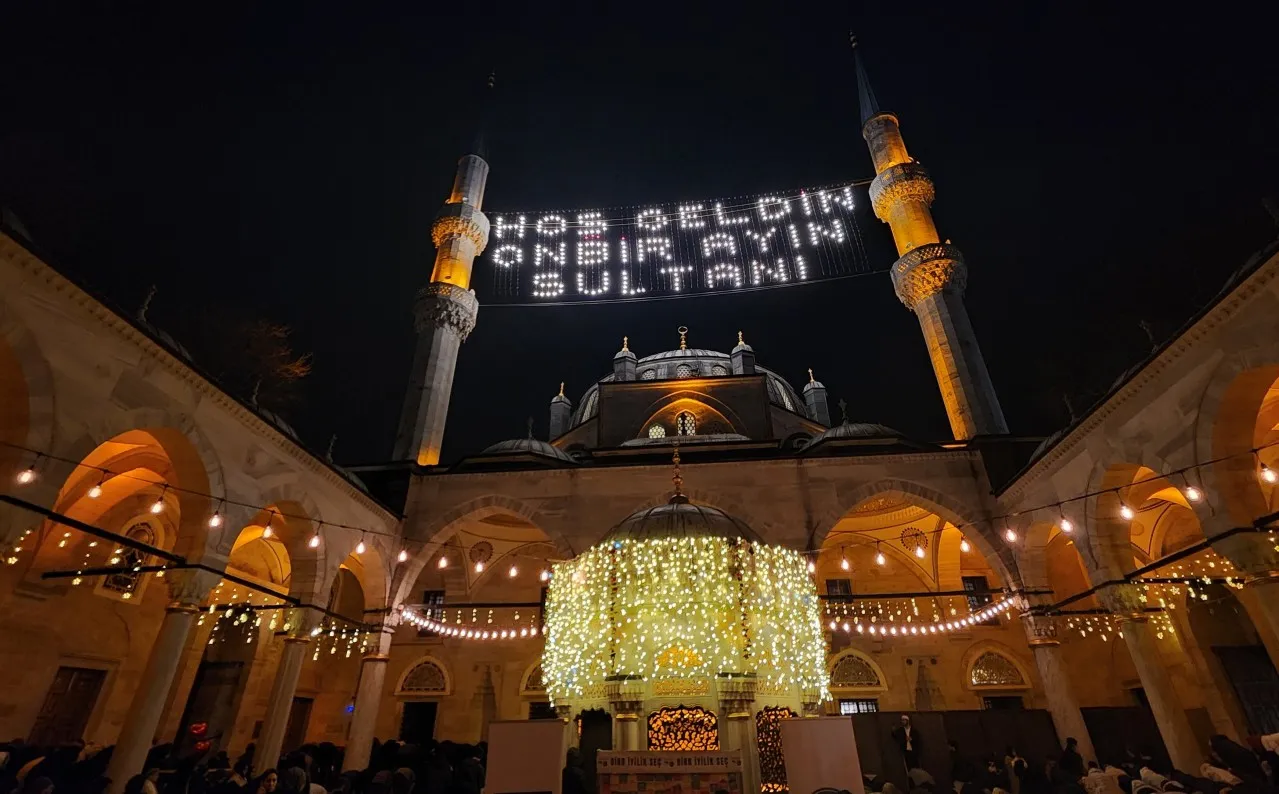 Valide-i Cedid Camii'nde ilk teravih namazı kılındı
