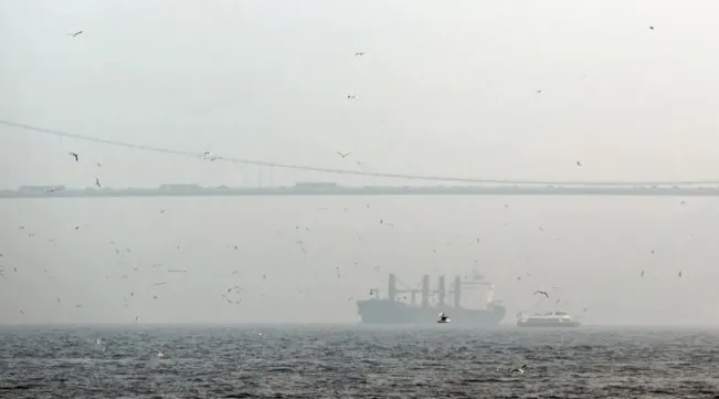 İstanbul Boğazı'nda gemi trafiğine sis engeli