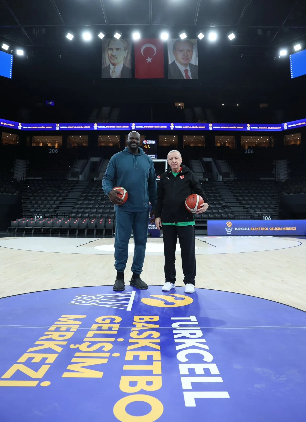 Cumhurbaşkanı Erdoğan, NBA efsanesi Shaquille O’Neal ile basketbol oynadı