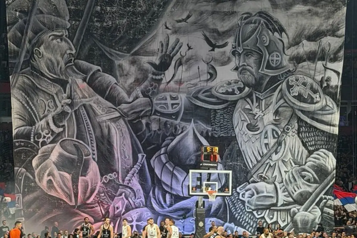 Partizan’a ırkçı pankart cezası