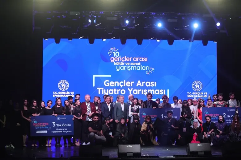 Genç oyuncular Aspendos Antik Tiyatrosu'nda sahne aldı