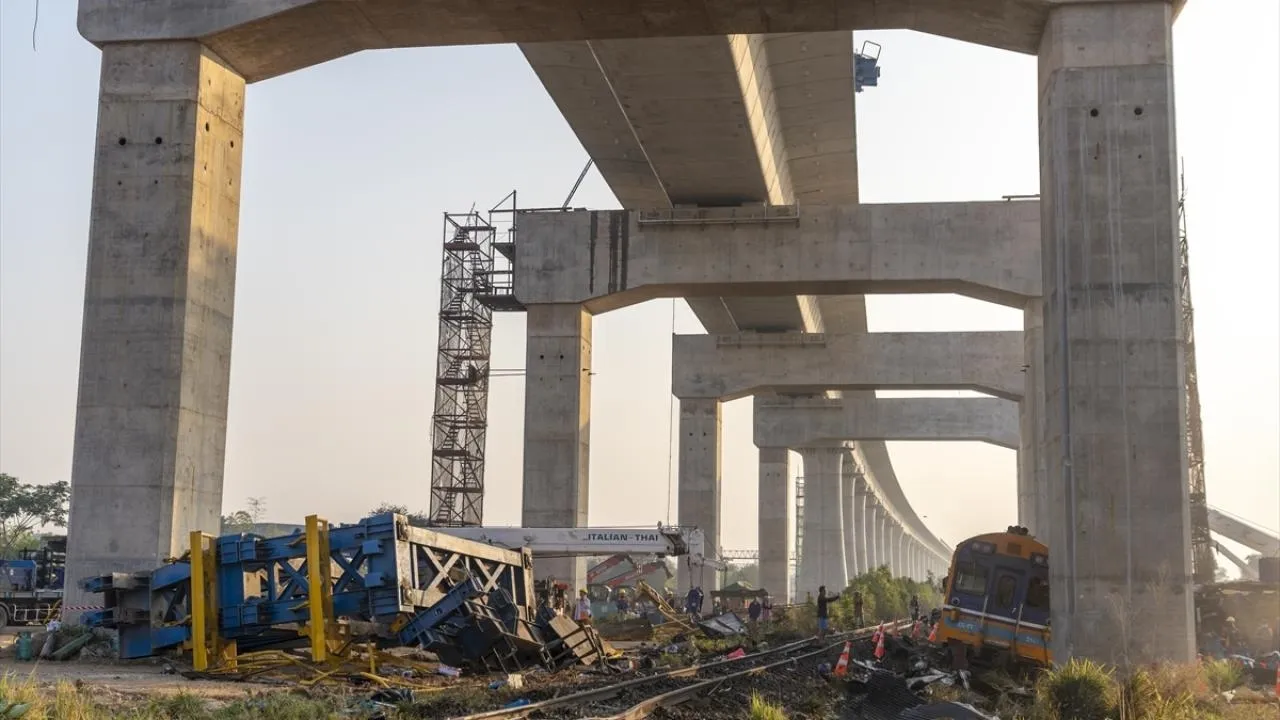 Yolcu treninin üzerine vinç devrildi: 32 ölü, 64 yaralı