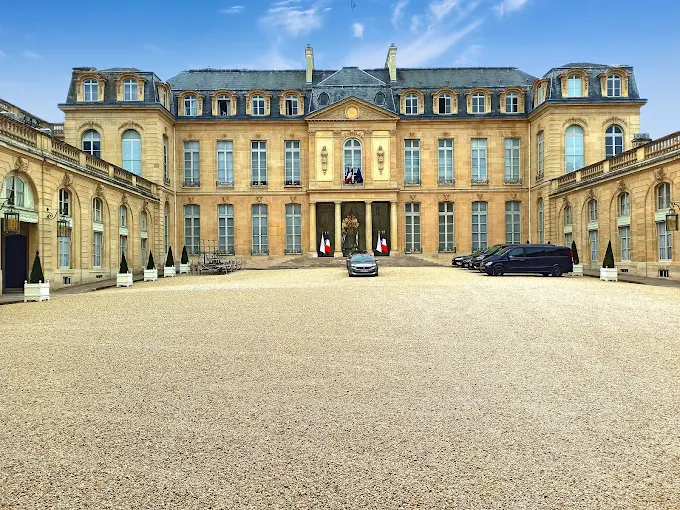 Fransa'da bu kez Elysee Sarayı’nda hırsızlık: Gümüş eşyalardan sorumlu görevli tutuklandı