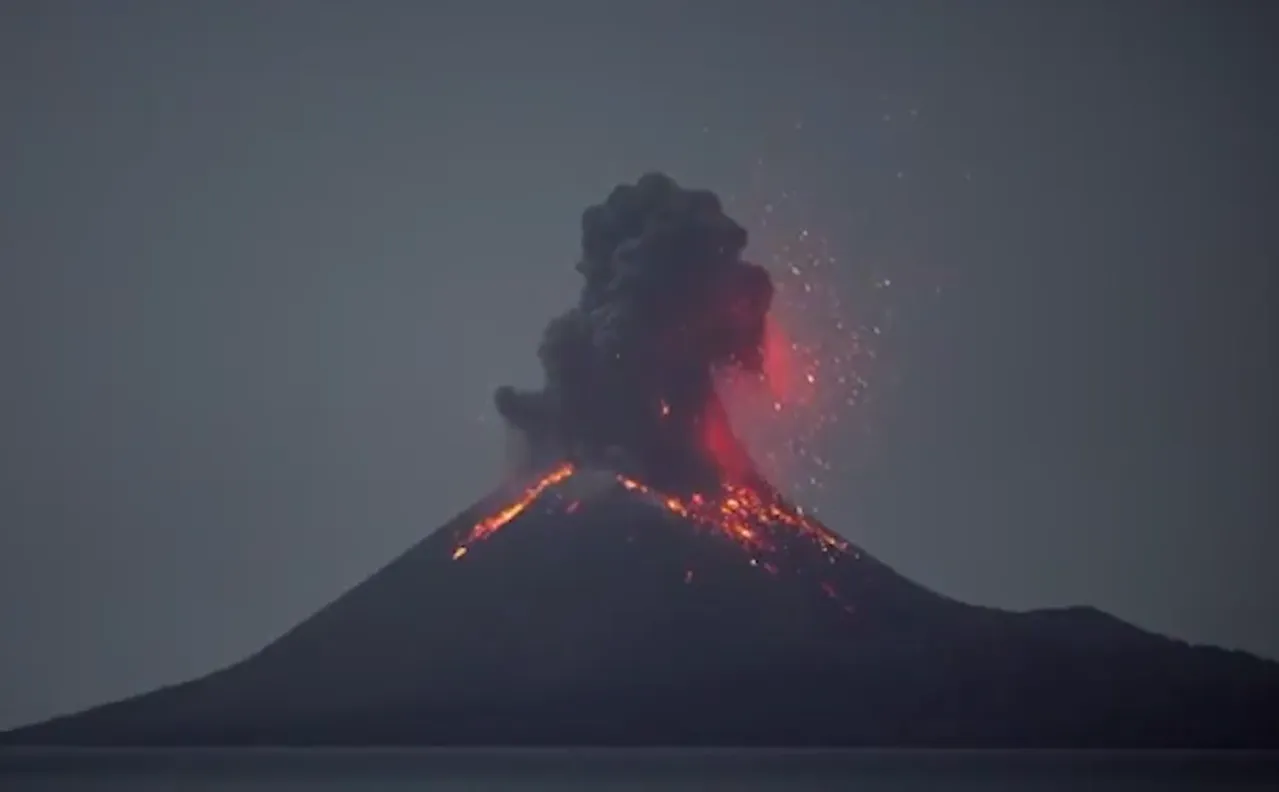Semeru Yanardağı'nda art arda iki patlama
