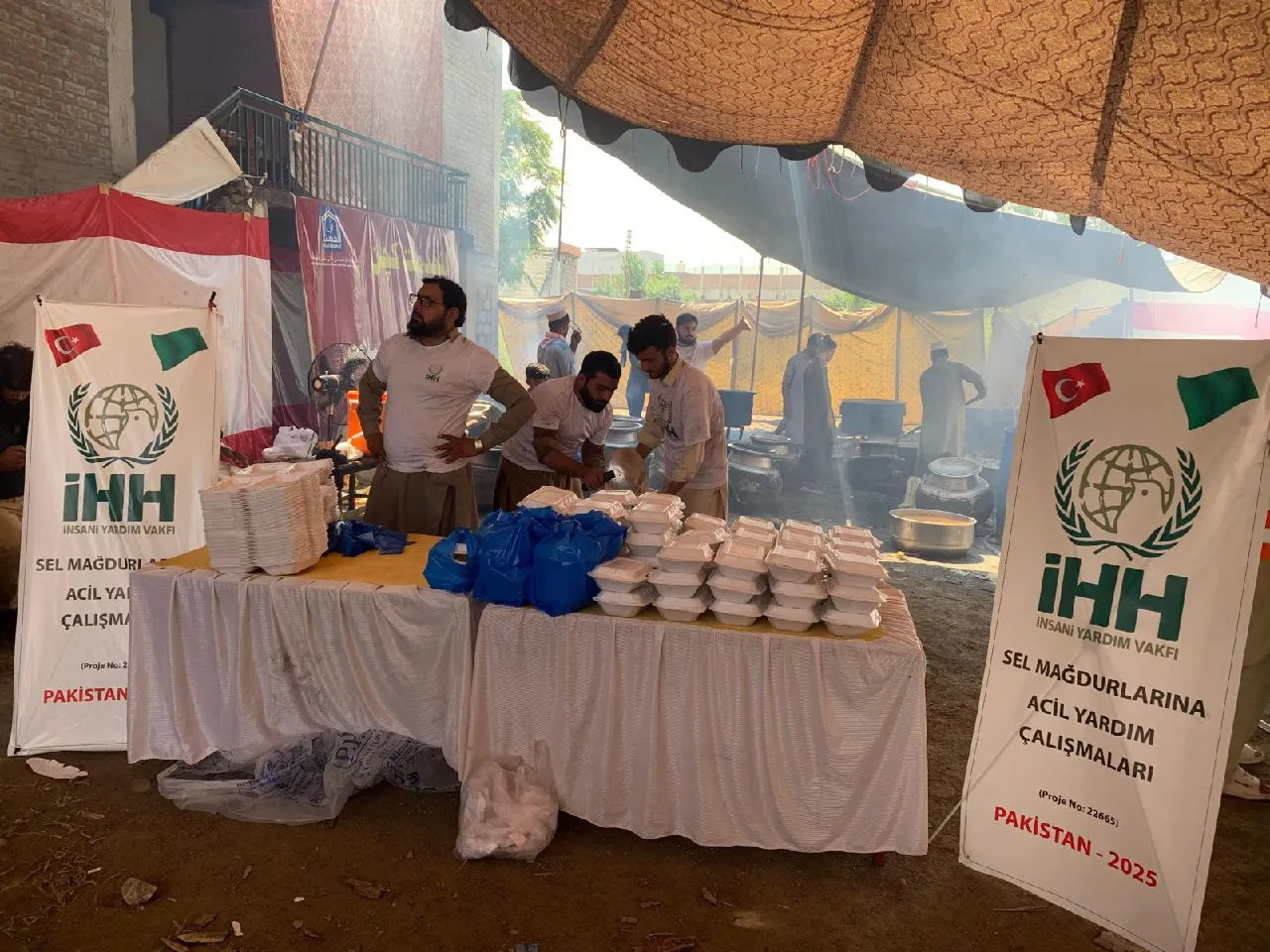 Pakistan’daki sel mağdurlarına yardım ulaştırıldı