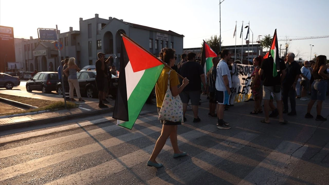 Yunanistan’da Filistin destekçileri, Pire Limanı’nda israil gemisini protesto etti