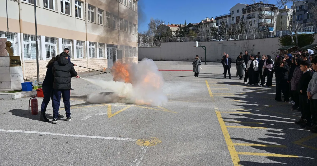 Ankara’da öğrencilere afet ve yangın eğitimi