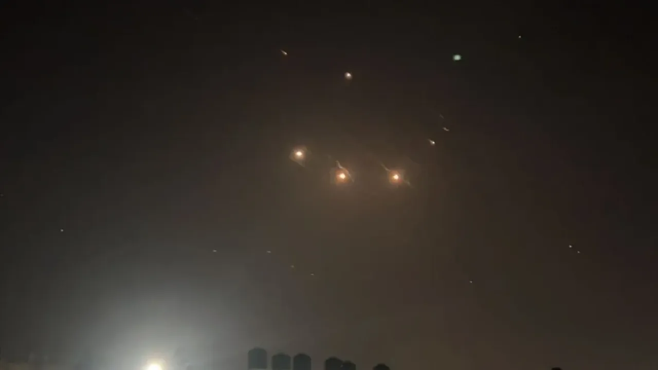 İsrail: İran 370 balistik füze attı, 30 noktaya isabet etti