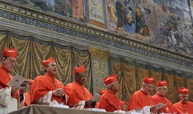 Siyah duman yine yükseldi: Papa hâlâ seçilmedi