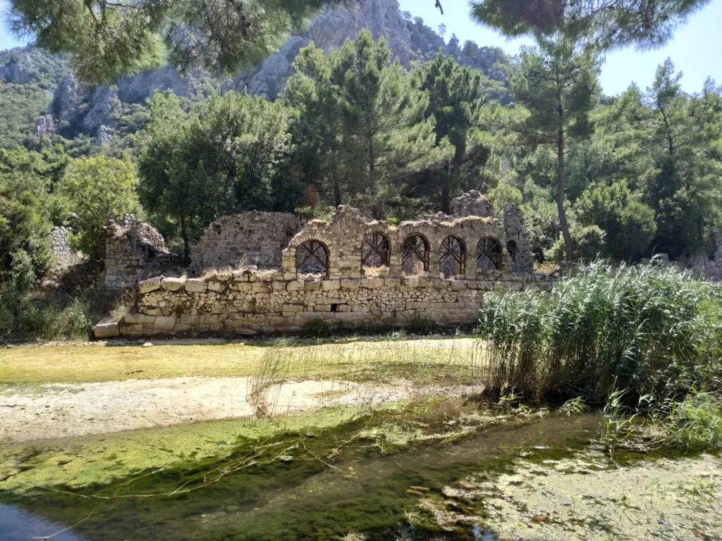 Olympos’ta Roma Dönemi kaya mezarları ziyarete açıldı