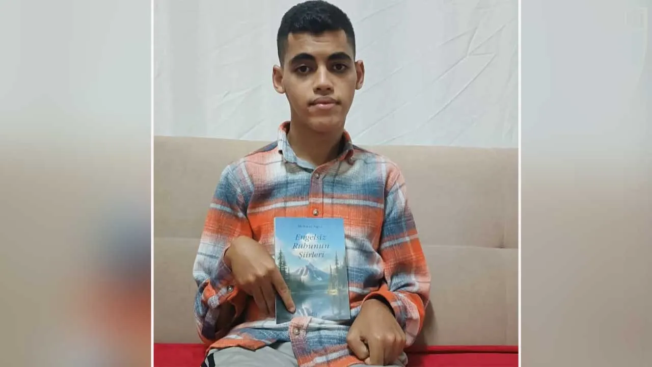 Genç şair Mehmet Ağca'nın ilham veren “Engelsiz Ruhunun Şiirleri” raflardaki yerini aldı