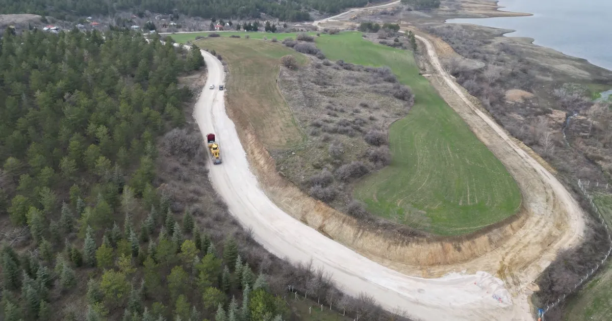 Çorum Çomar Barajı’nda yol genişletme çalışmaları sürüyor