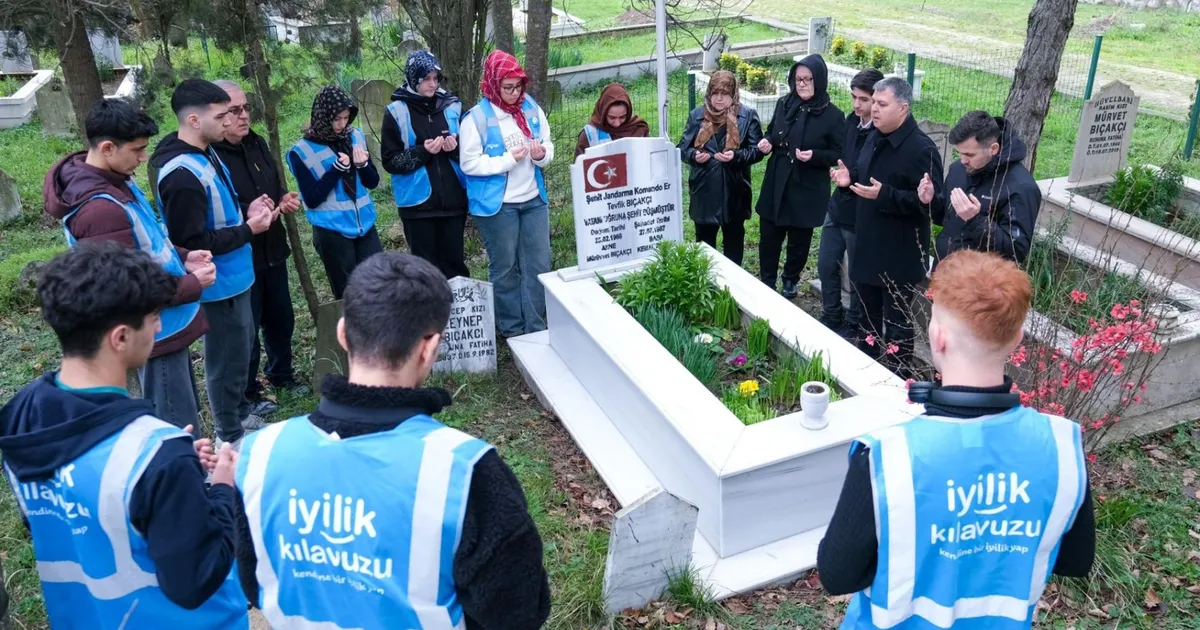 Kocaeli'de gençlerden şehitliğe saygı görevi