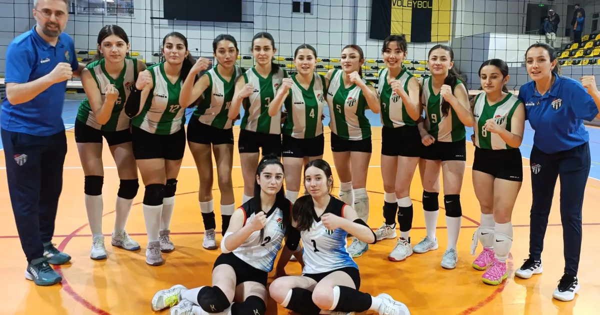 Artvin’de genç kızlar voleybolunun şampiyonu Artvinspor