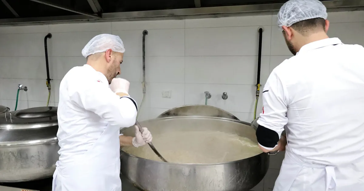 Sakarya'da 90 bin kişilik iftar yemeği kendi kazanlarında pişiriyor