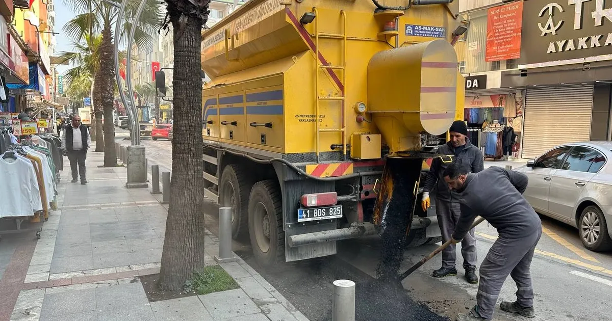 Çayırova Fatih Caddesi'nde deforme olan noktalar onarılıyor