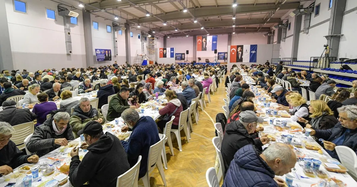 İzmir Büyükşehir’in iftar sofrası Foça’da kuruldu