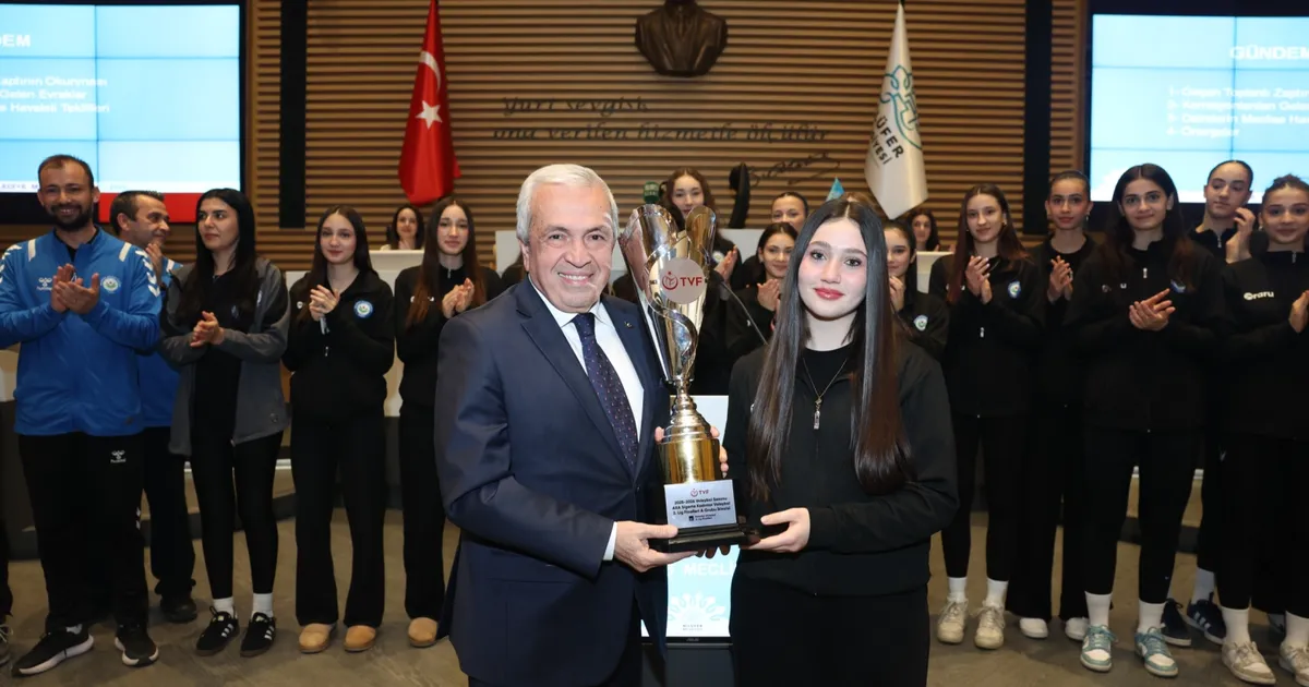 Bursa Nilüfer’in genç sporcuları başarılarını mecliste paylaştı