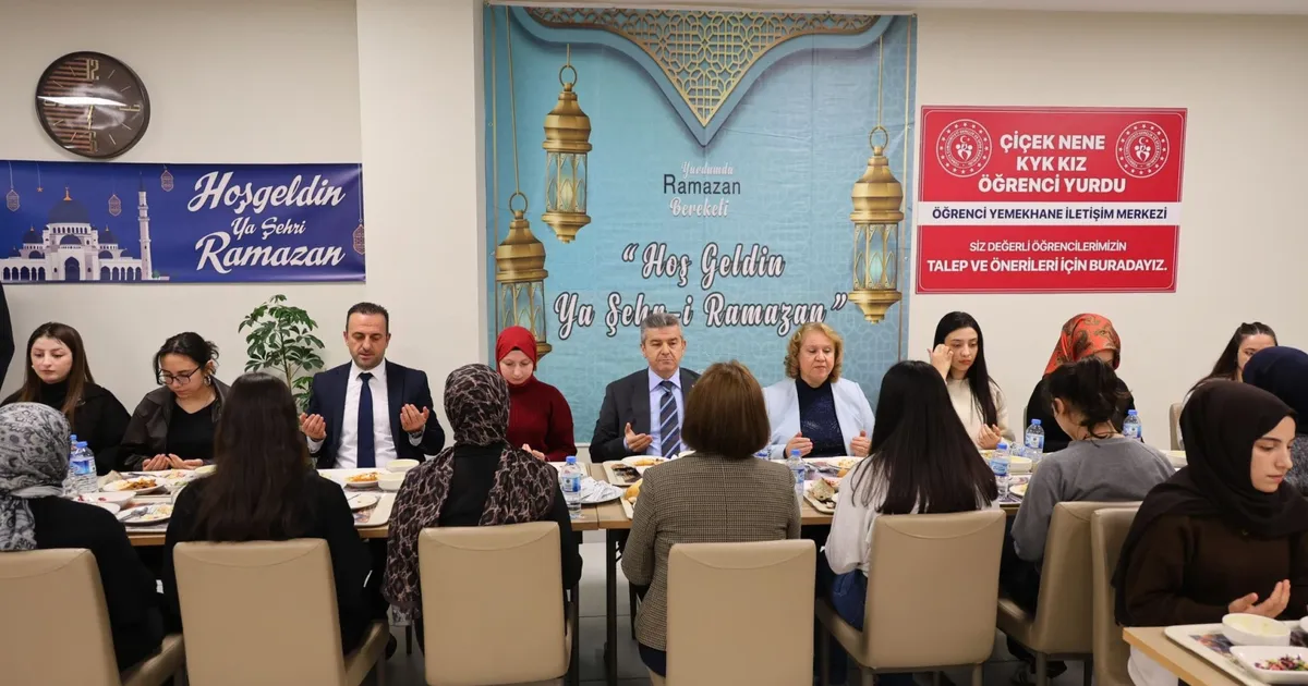 Artvin'de iftar sofrası gençlerle paylaşıldı