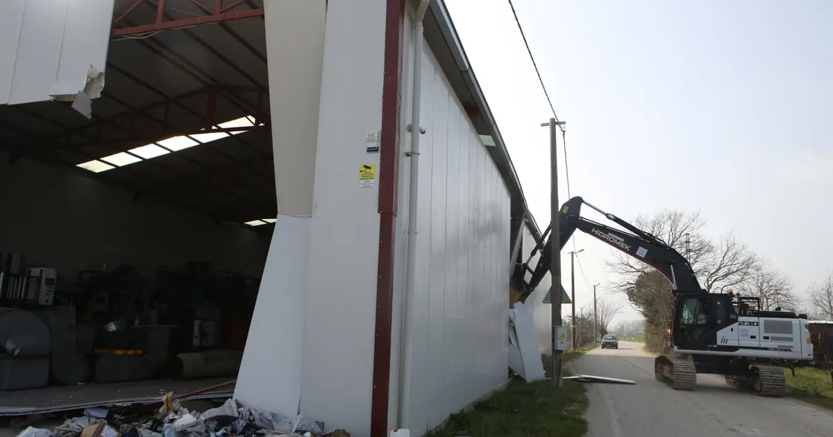 Bursa Nilüfer'de tarım alanındaki kaçak yapı yıkıldı