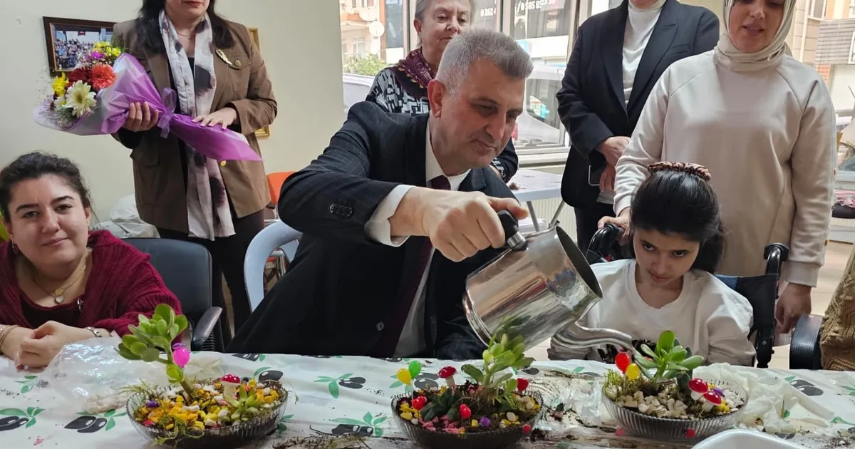 Kocaeli Gölcük’te çiçekler engelleri aştı