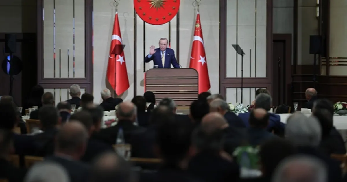 Erdoğan esnafla iftarda buluştu: Bölgesel türbülanstan başarıyla çıkacağız