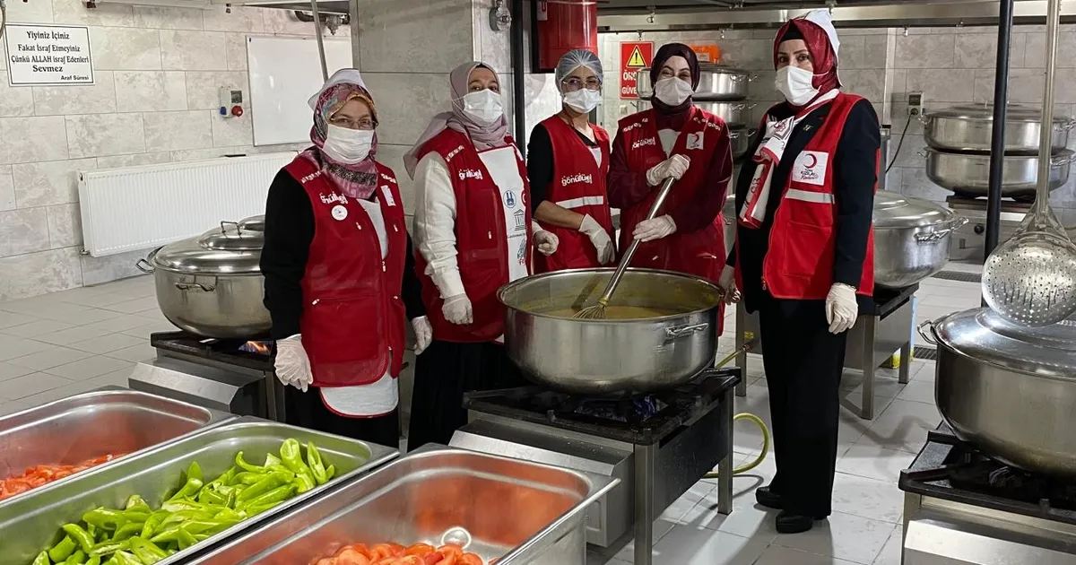 Erzurum'da üniversite öğrencilerine 'anne eli' iftar