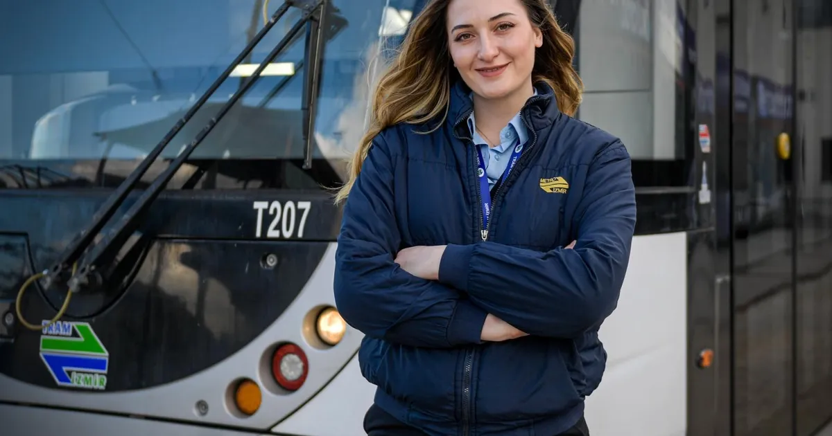 İzmir’de tramvay koltuğunda bir kadın... Raylarda kadın gücü