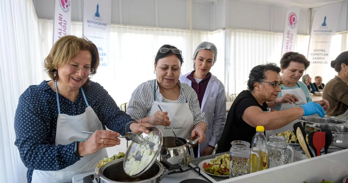 İzmir'de Mahalle Mutfağı açıldı