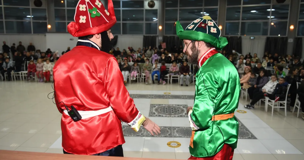 Ovaakça Karagöz ve sihirbazlık gösterisiyle eğlendi